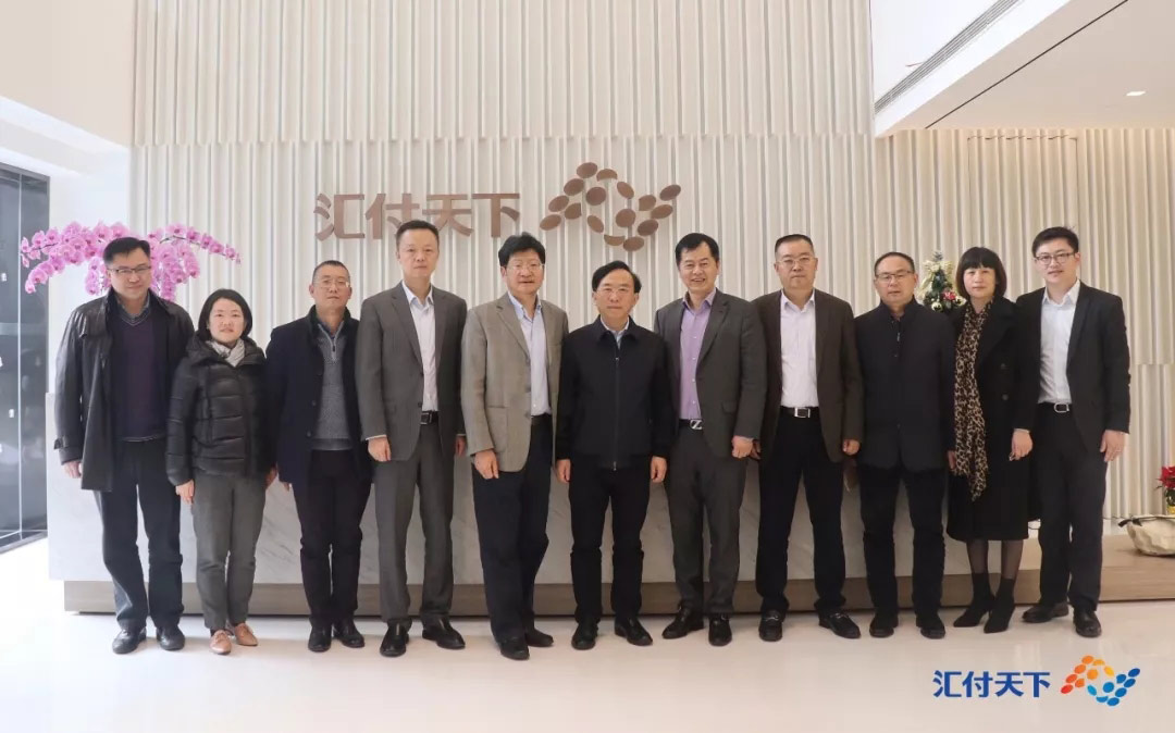 成都市常务副市长谢瑞武一行莅临易生支付参观访问